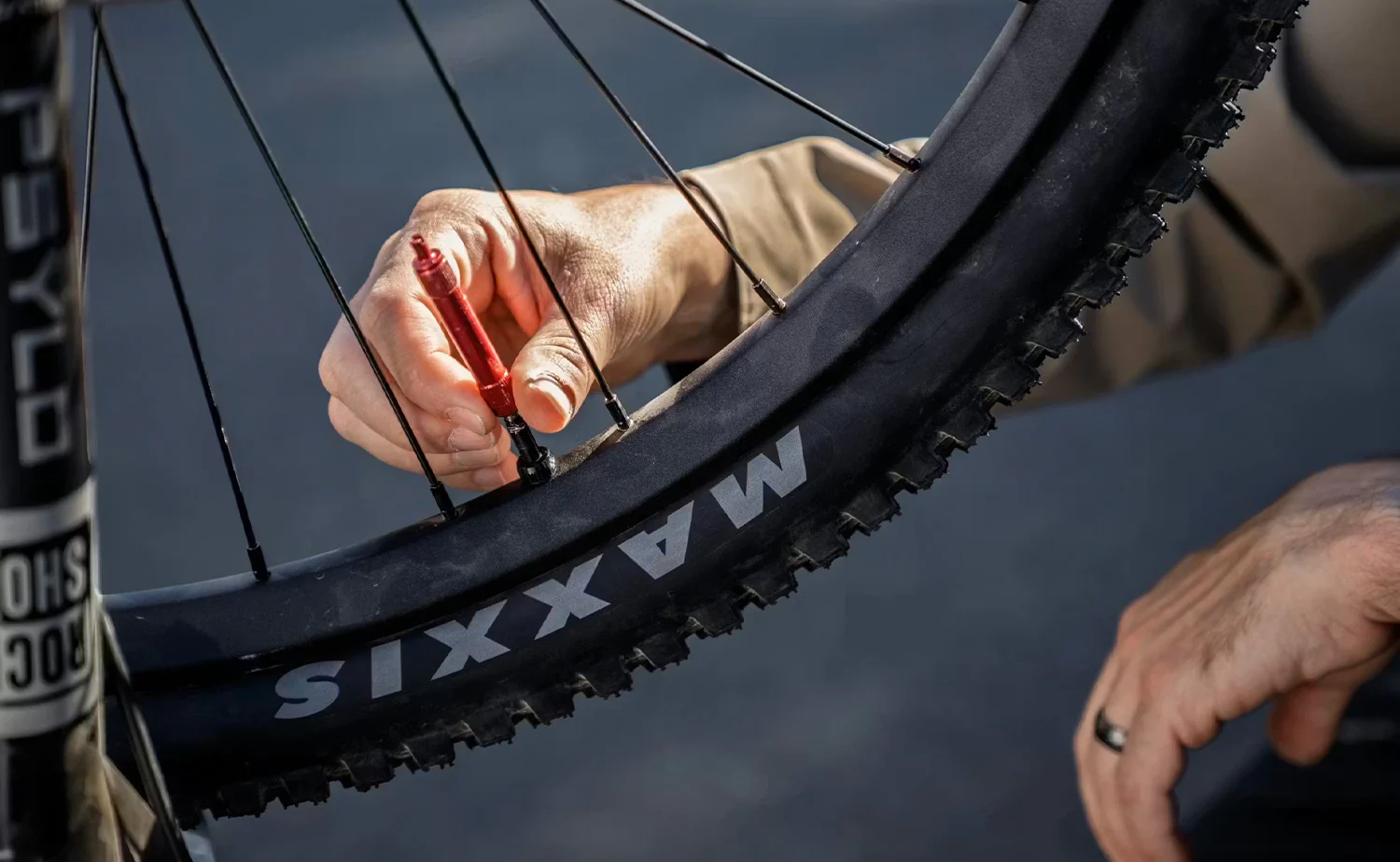 Aventon Current EXP – Carbon Dual-Suspension eMTB - Image 14