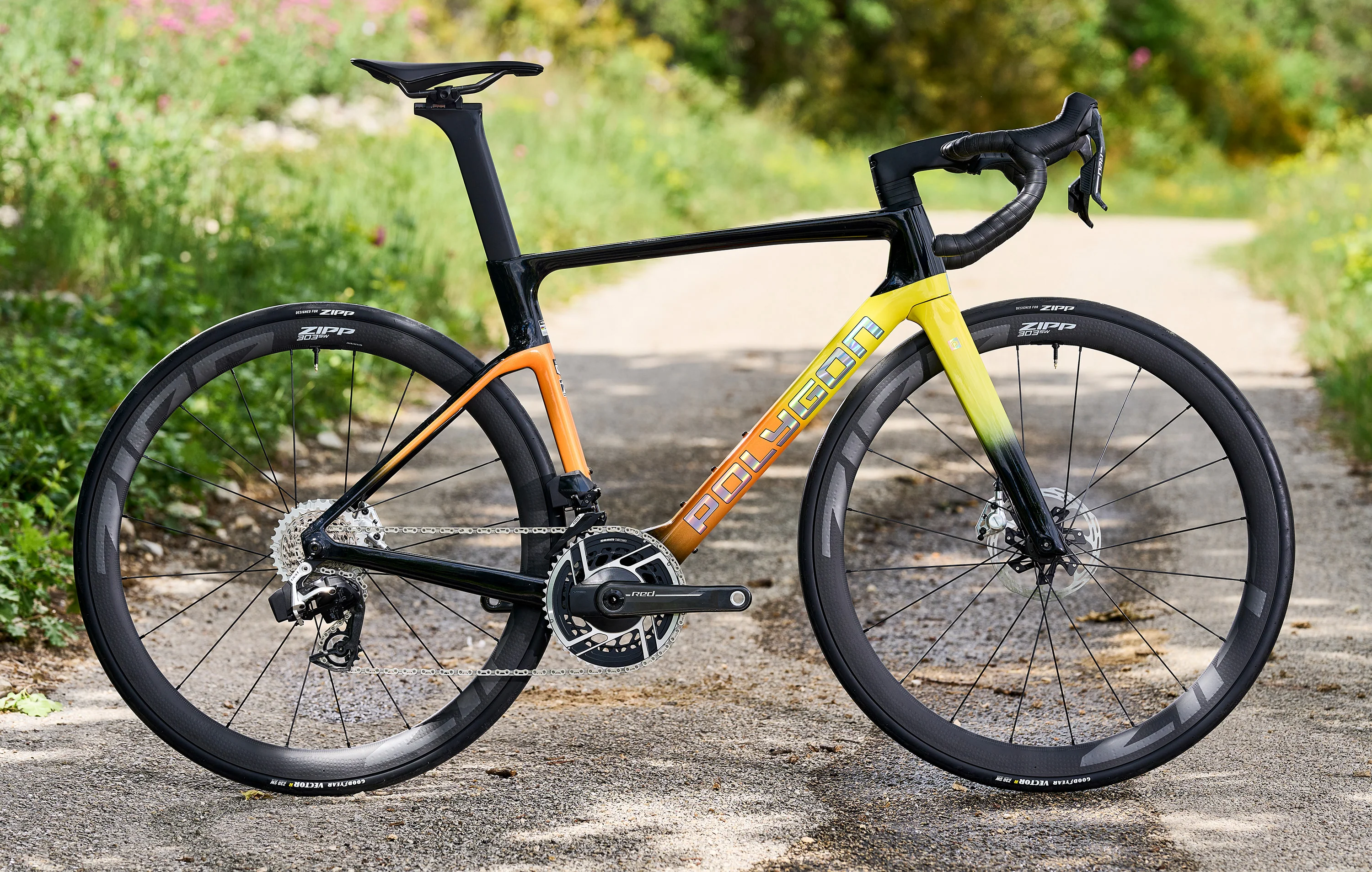 Polygon Helios A0 - SRAM Red AXS Carbon Road Bike - Image 4