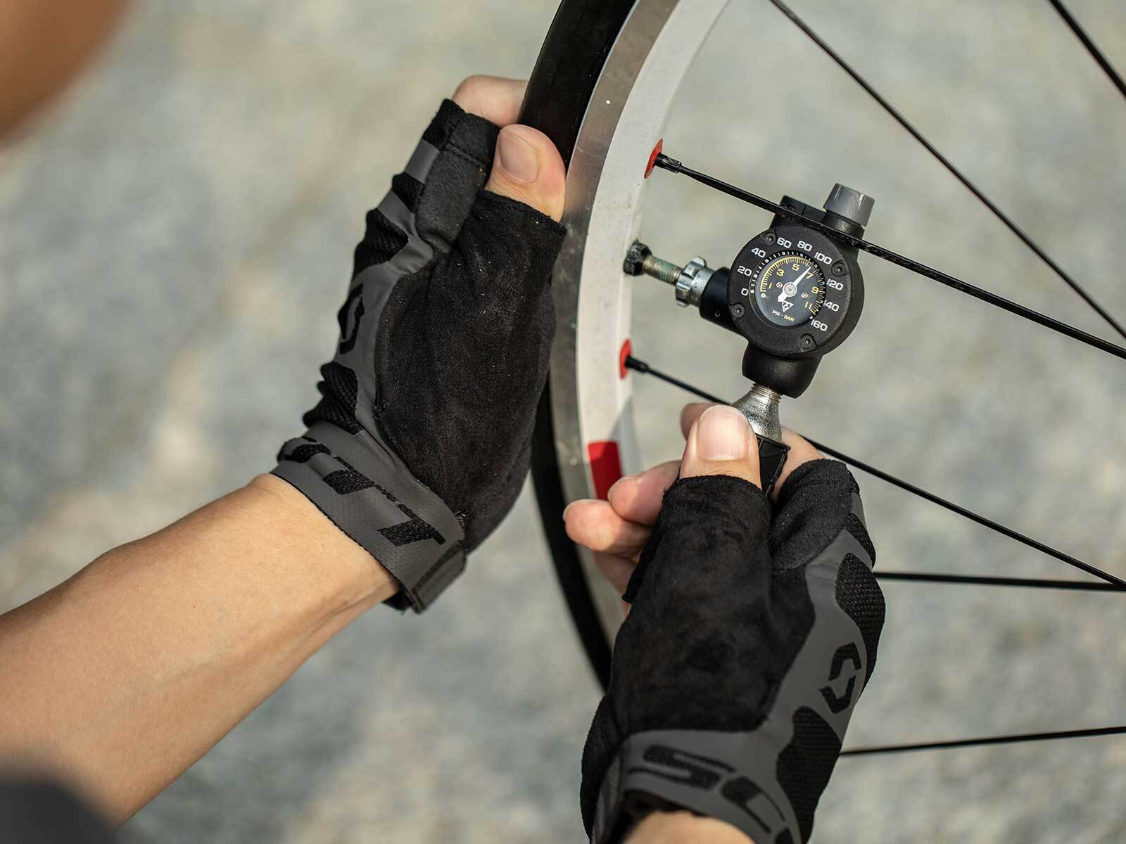 Topeak Airbooster G2 CO2 inflator and tyre gauge - Image 2