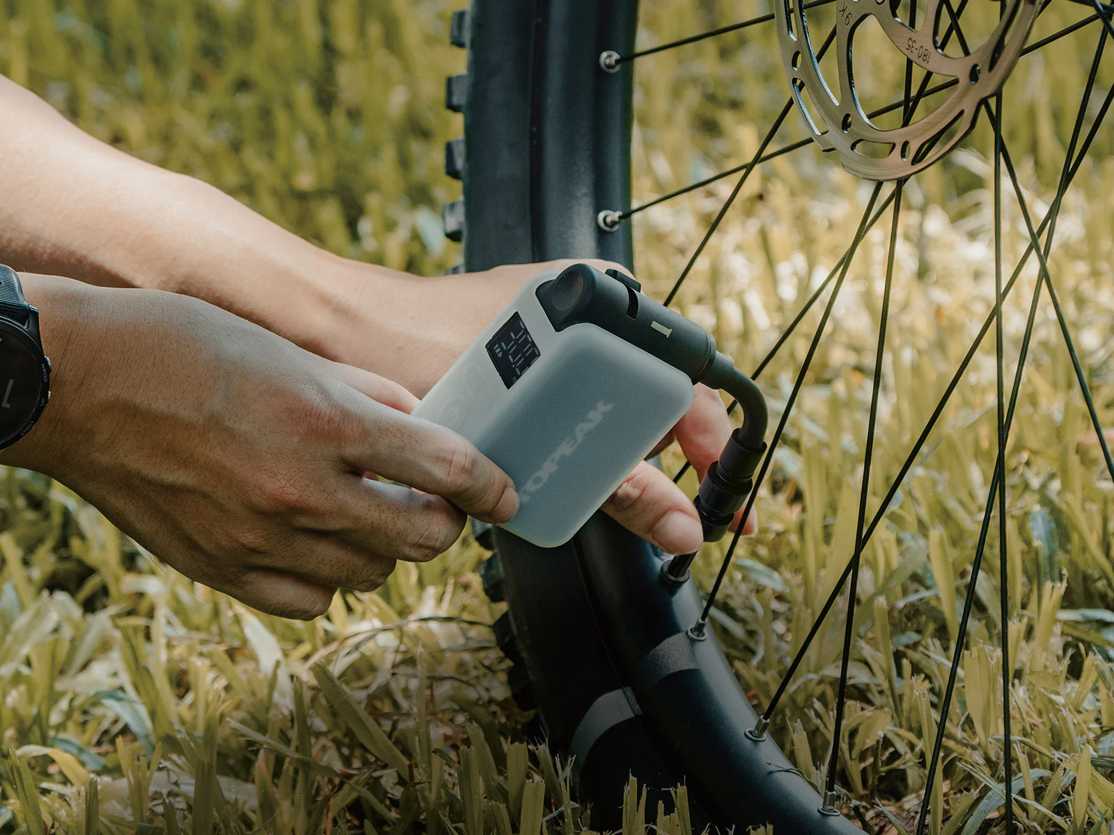 Topeak E-Booster Digital - Electric Bike Pump - Image 11