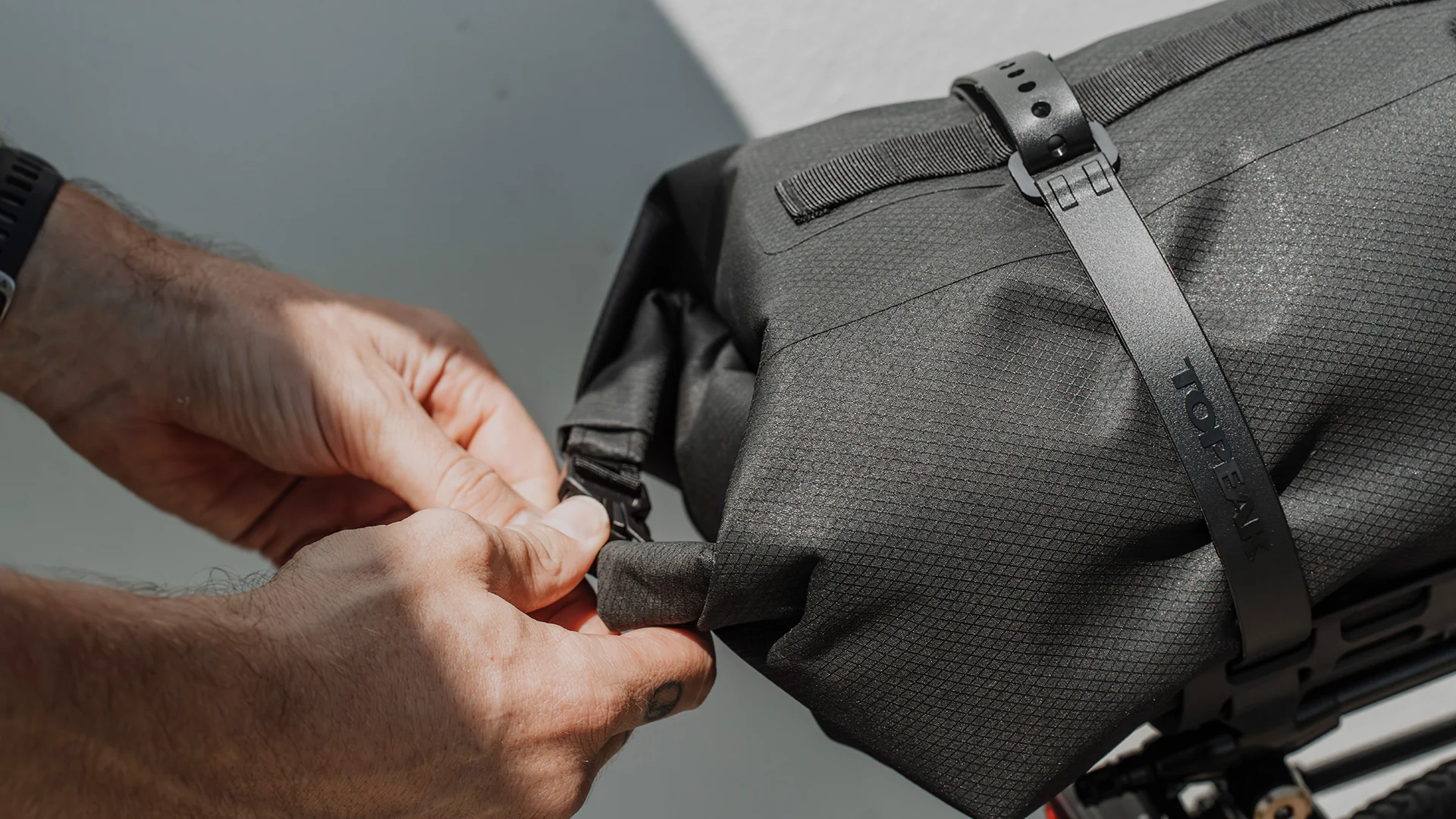 TOPEAK U-SHELL DRYBAG 10L - Image 5